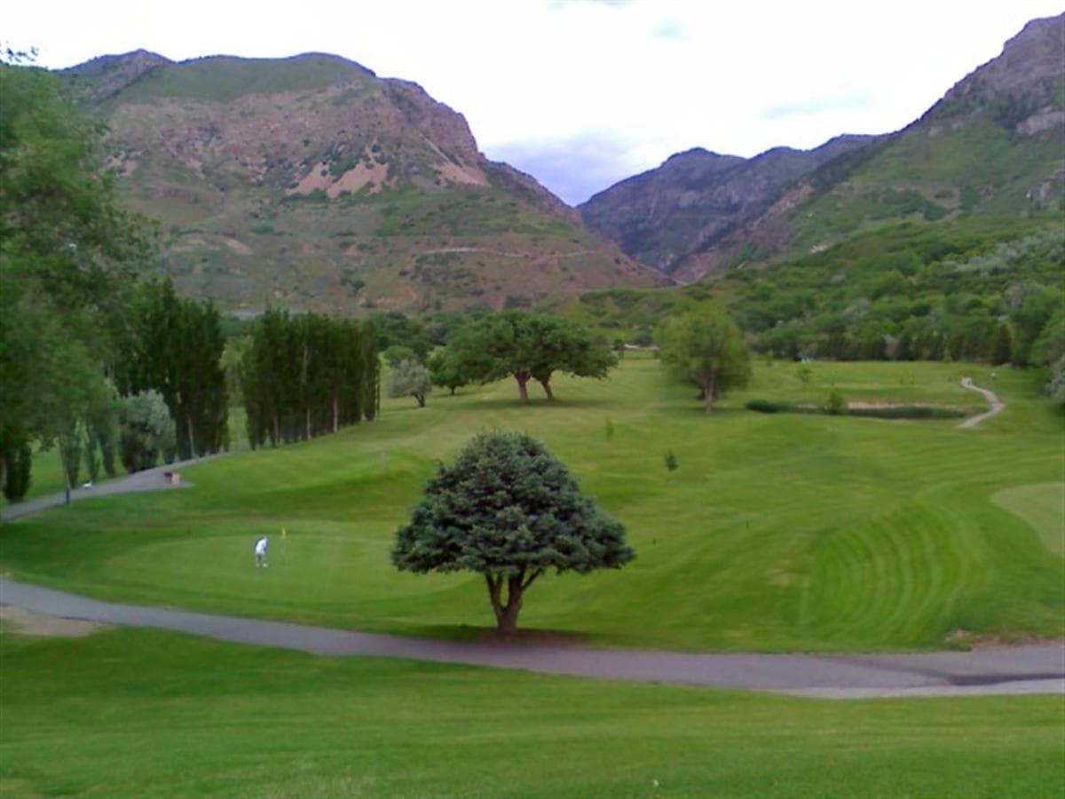 Ogden Hotel Getaway: Alaskan Inn's Cozy Charm and Canyon Retreat