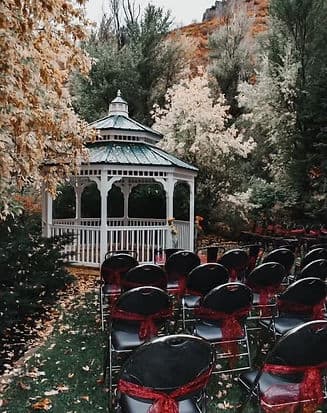 Elegant wedding ceremony at Alaskan Inn